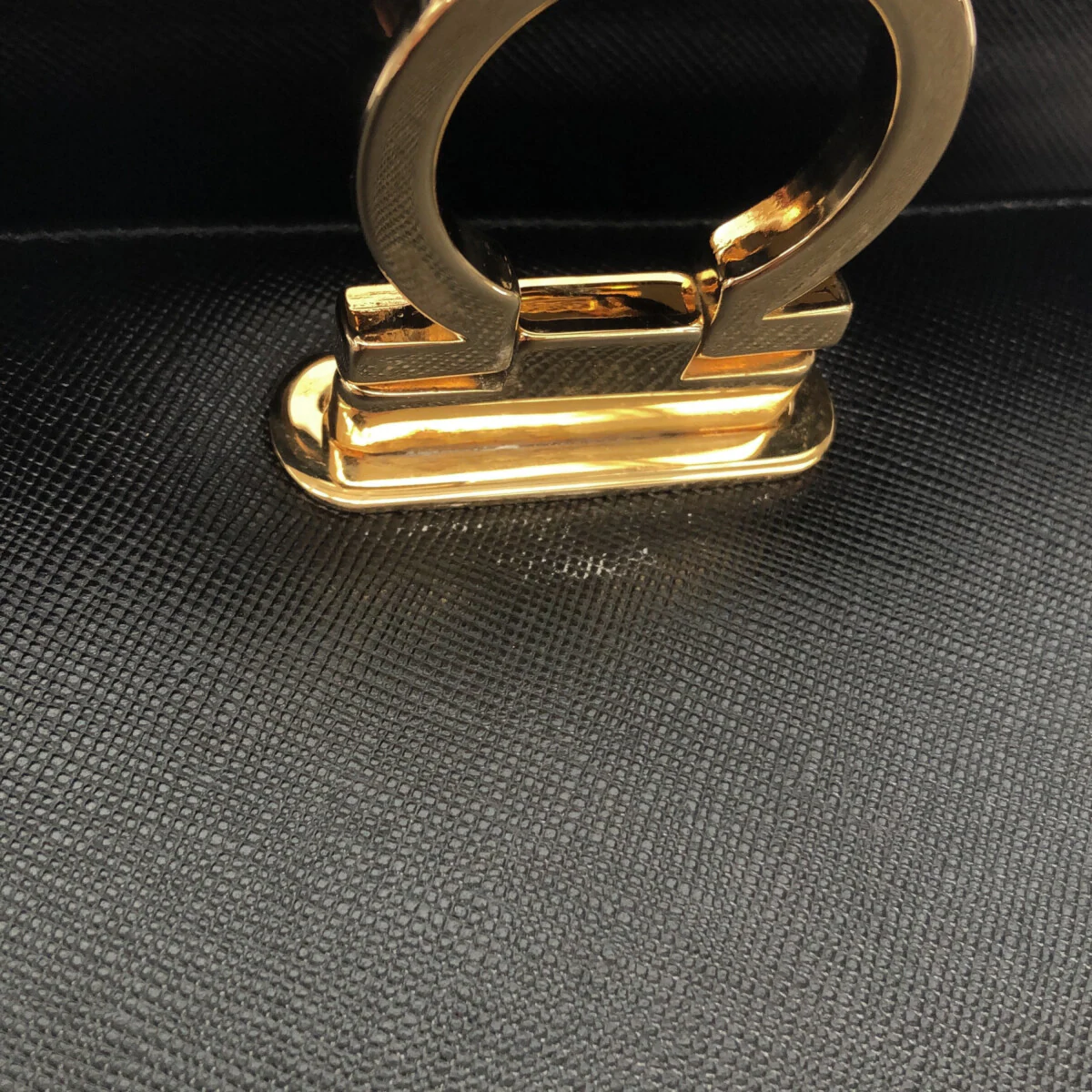 SALVATORE FERRAGAMO - Bolso de mano Gancini de piel negra