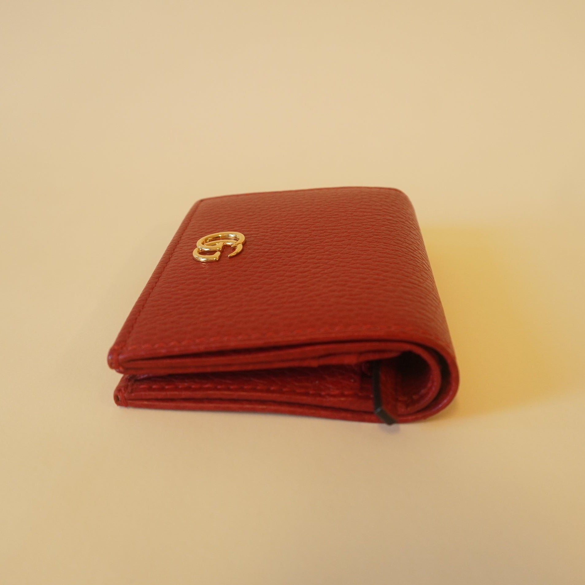 PRE-OWNED GG Red Pebbled Calfskin GG Marmont Card Case Hibiscus