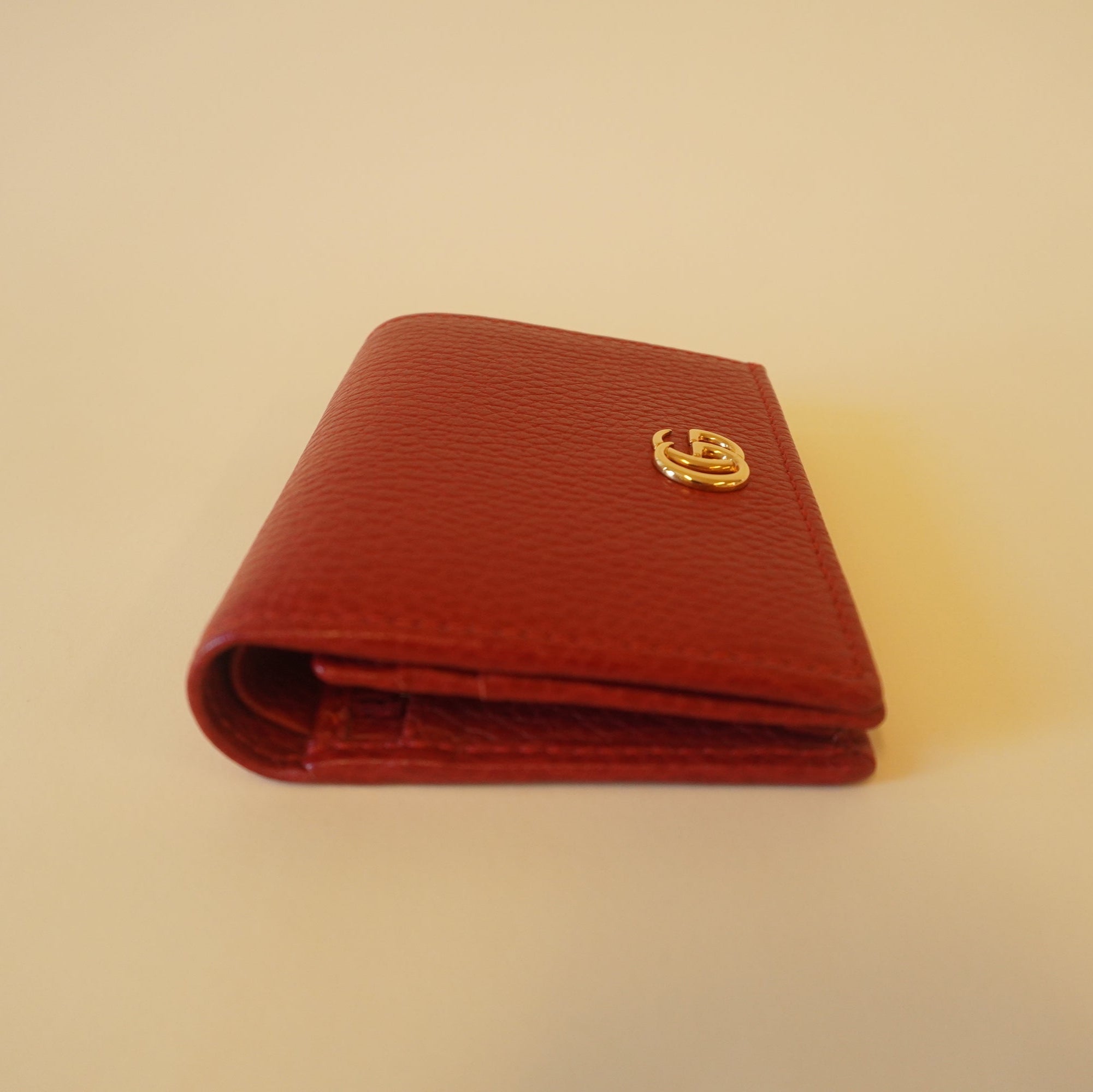 PRE-OWNED GG Red Pebbled Calfskin GG Marmont Card Case Hibiscus