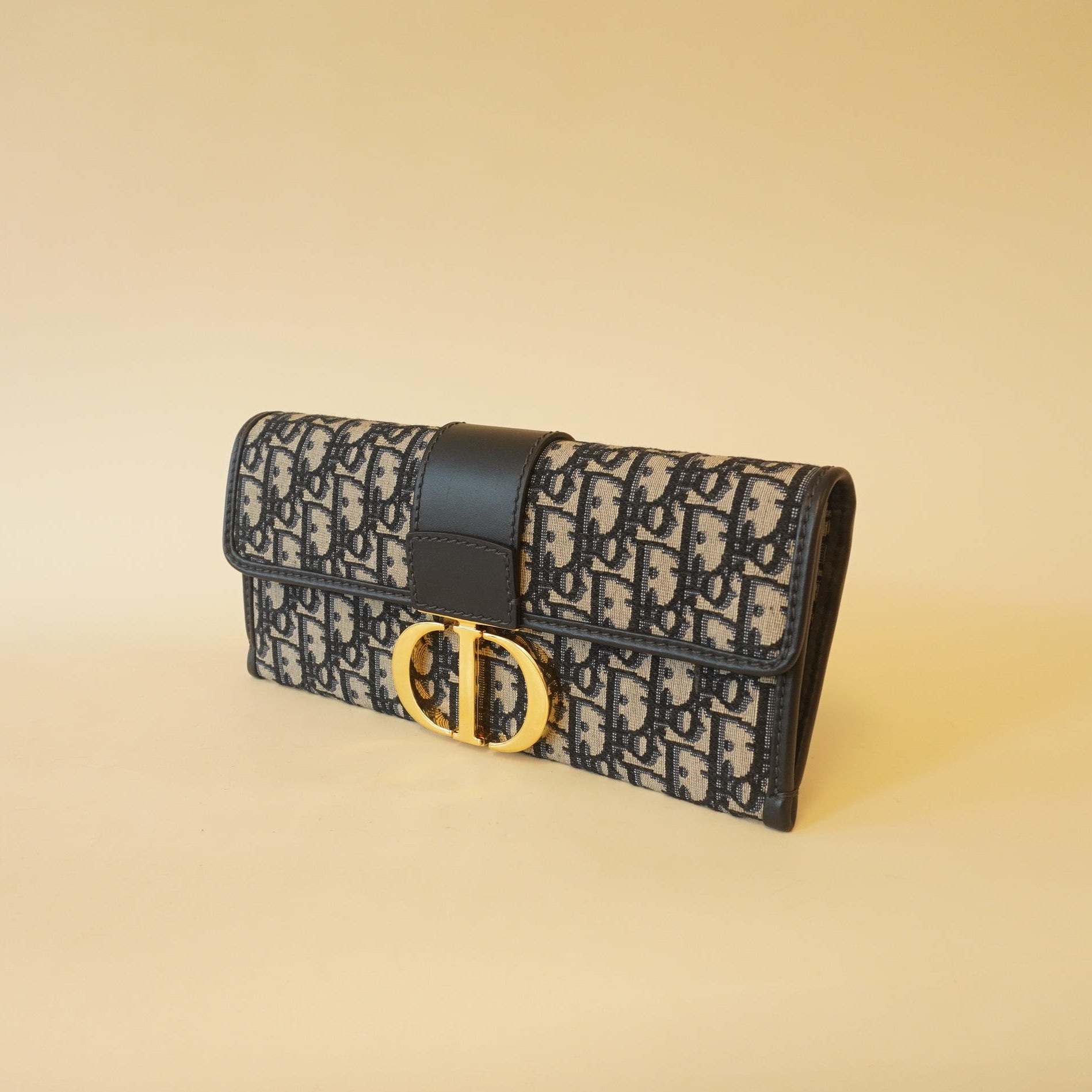 PRE-OWNED Navy Oblique 30 Montaigne Wallet on a Chain