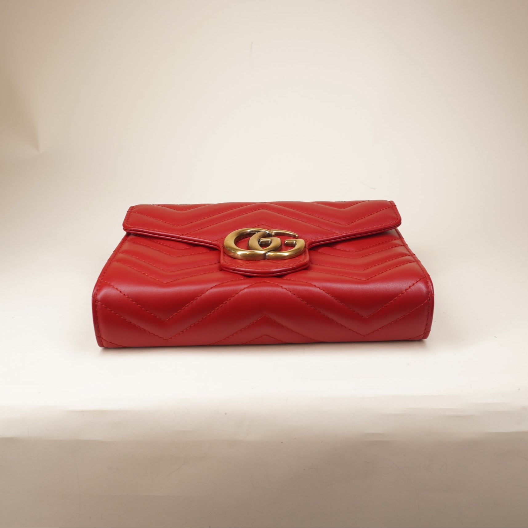 PRE-OWNED Calfskin Matelasse GG Marmont Chain Wallet Hibiscus Red