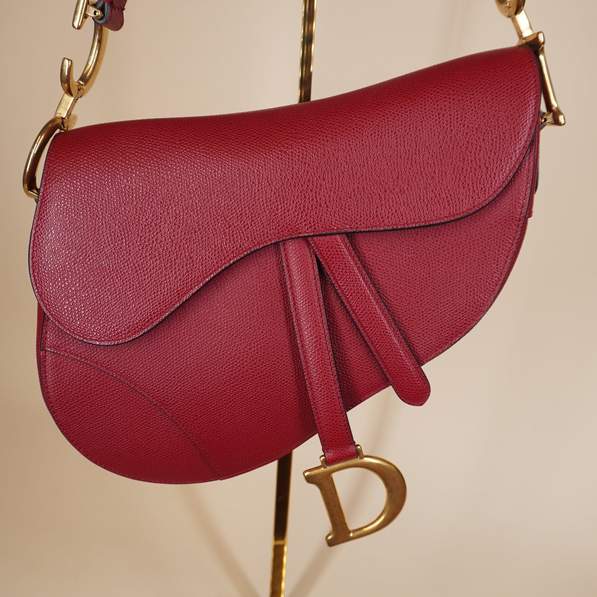 PRE-OWNED Saddle Medium Red Calfskin Leather Shoulder Bag