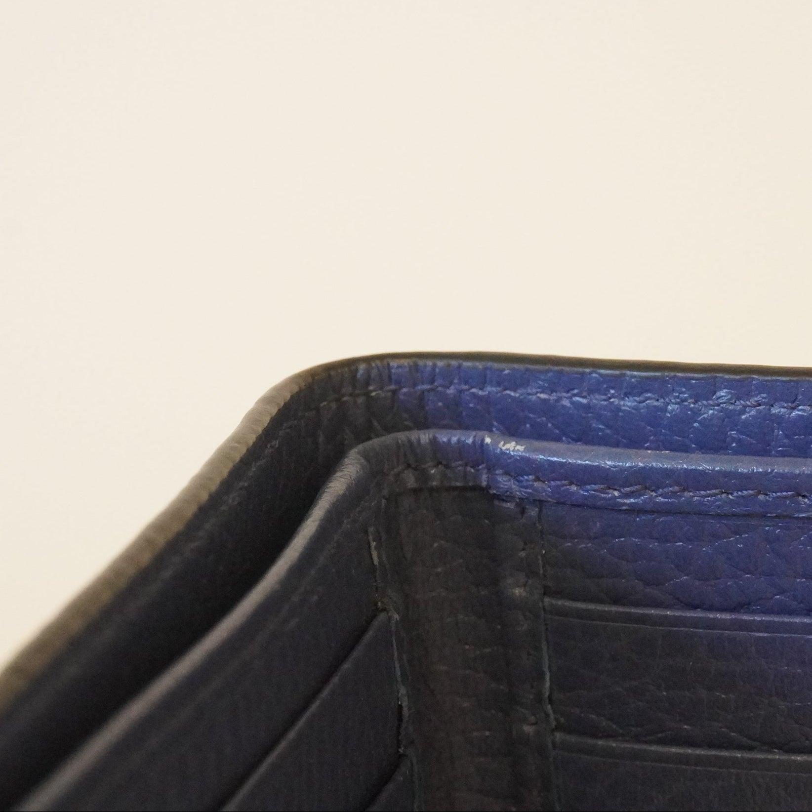 PRE-OWNED GG Black Leather Interlocking G Bi-Fold Wallet