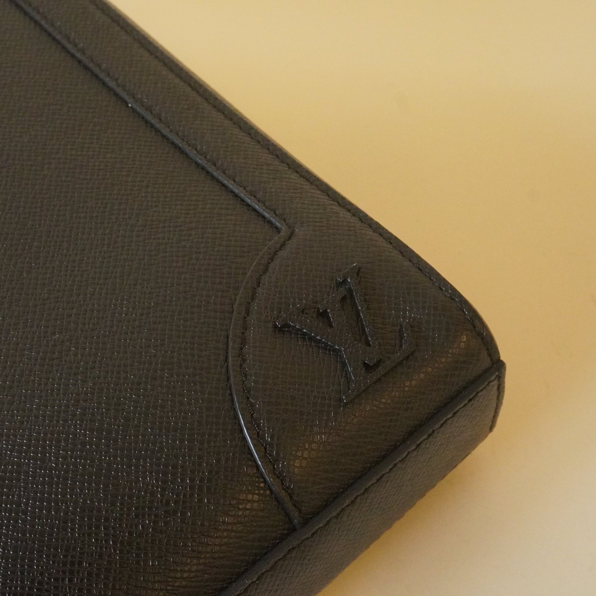 PRE-OWNED LV Slim Briefcase Noir Taiga Leather Business Bag