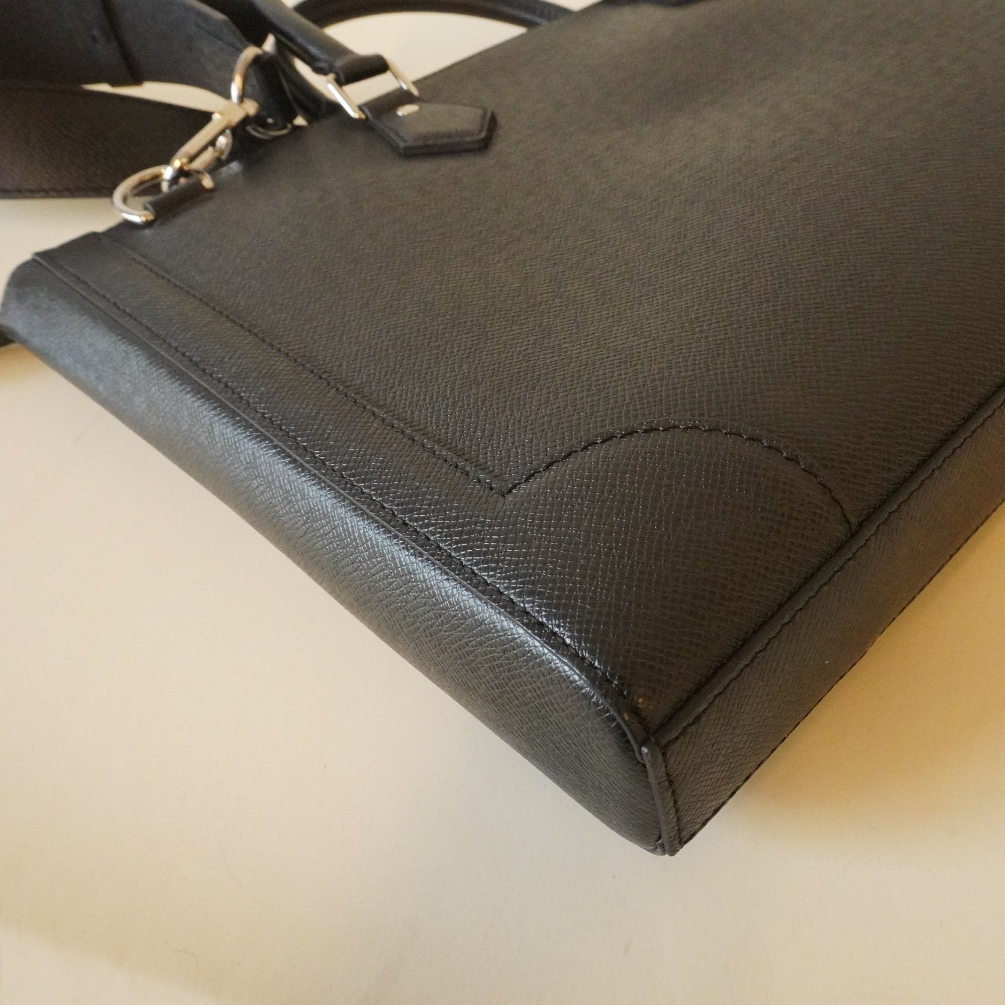 PRE-OWNED LV Slim Briefcase Noir Taiga Leather Business Bag