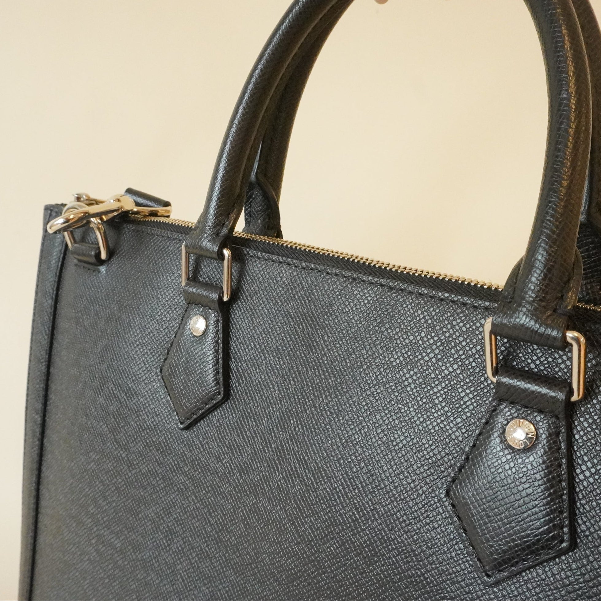 PRE-OWNED LV Slim Briefcase Noir Taiga Leather Business Bag