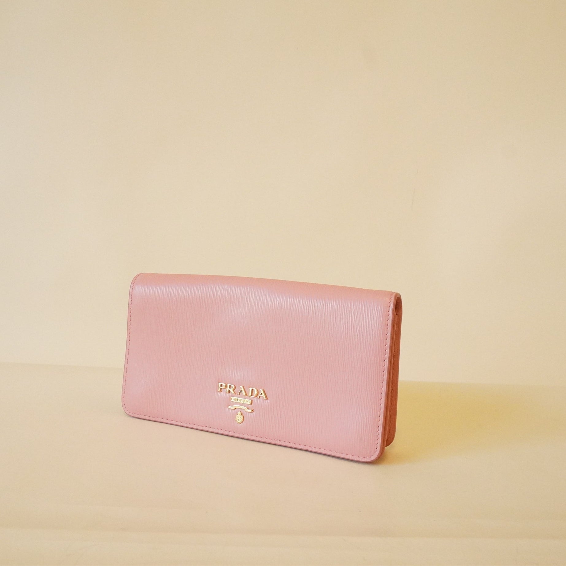 PRE-OWNED Pink Wallet on Chain Vitello Move Long Shoulder Bag