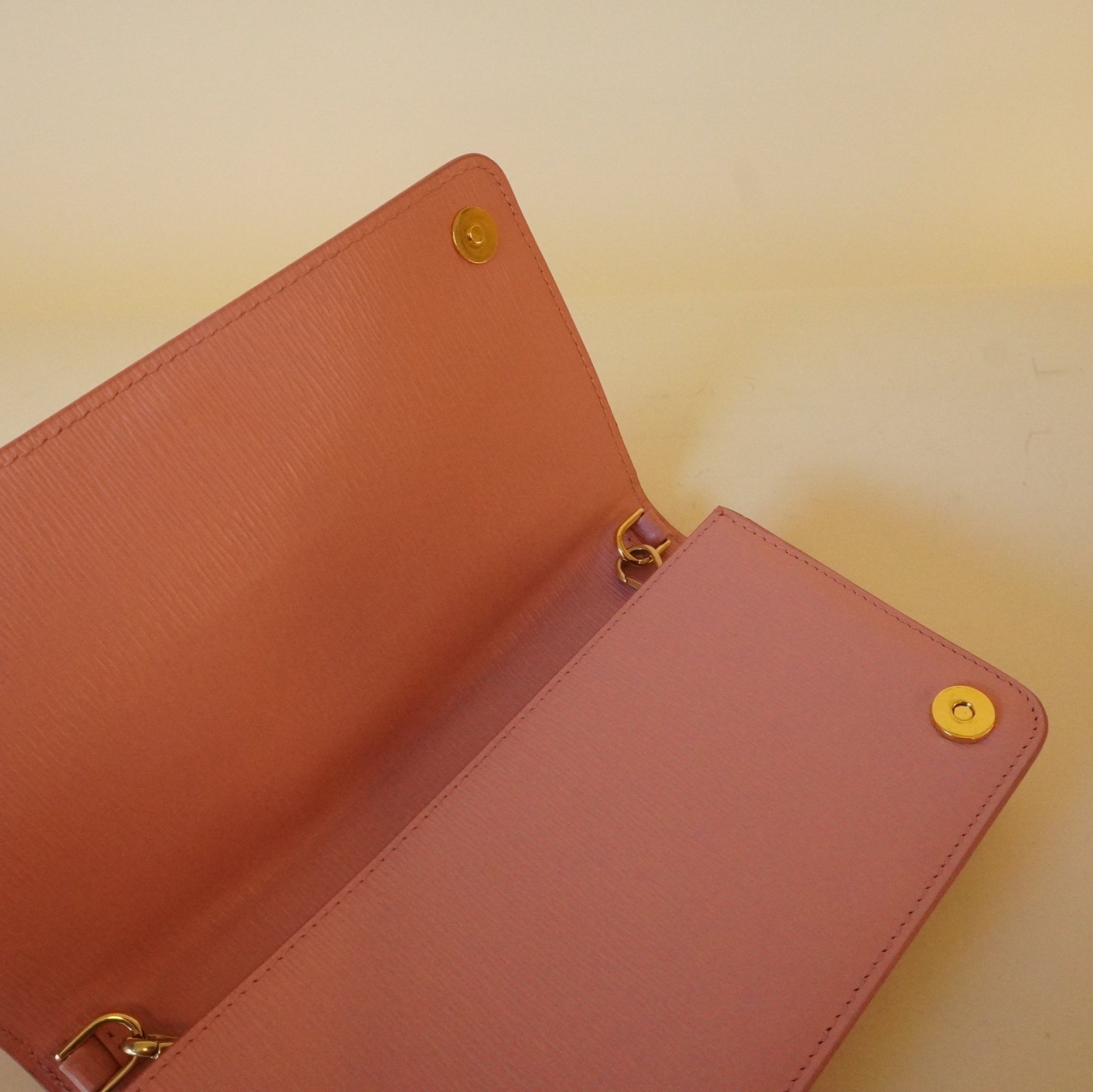 PRE-OWNED Pink Wallet on Chain Vitello Move Long Shoulder Bag