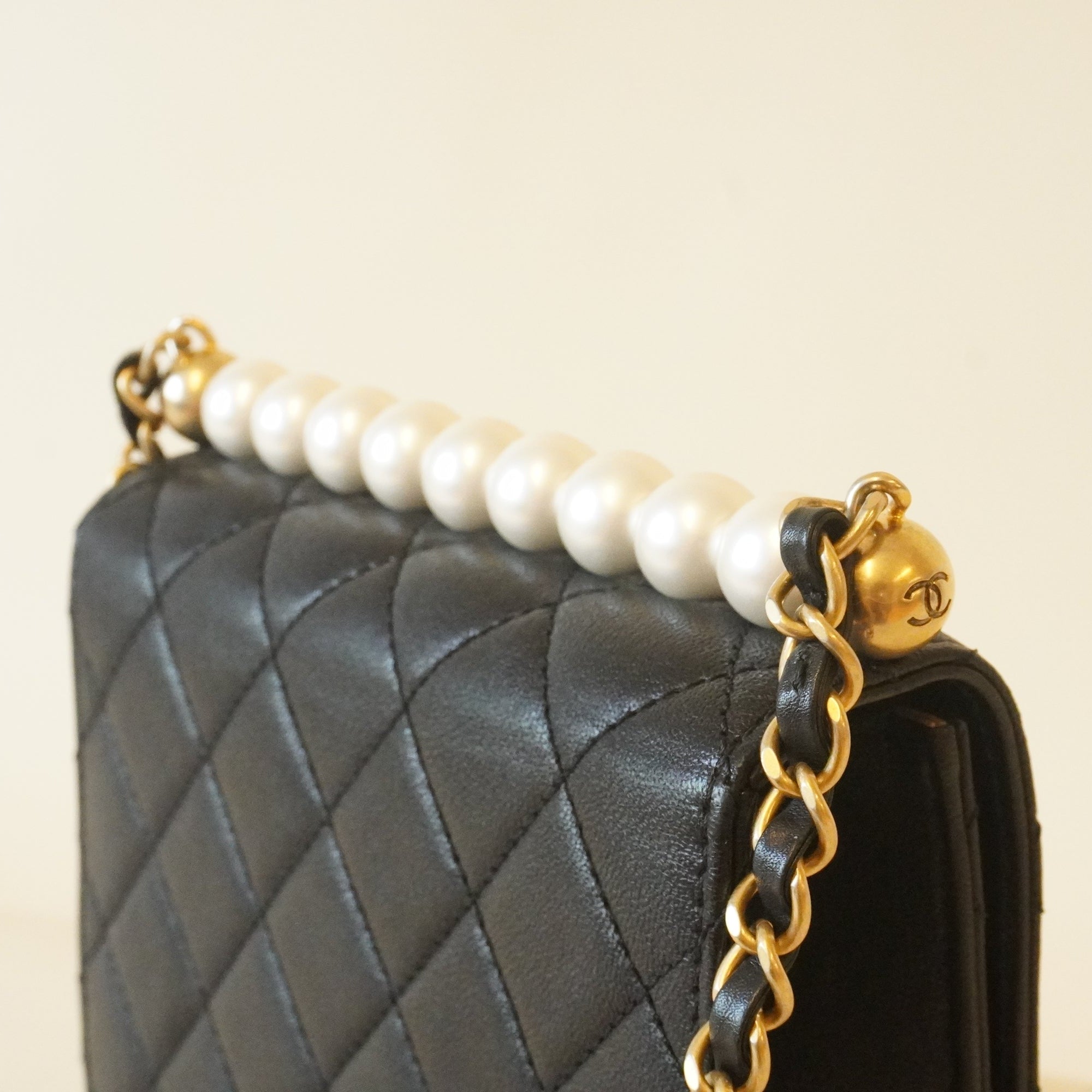 PRE-OWNED Lambskin Quilted Chic Pearls Flap Black Shoulder Bag