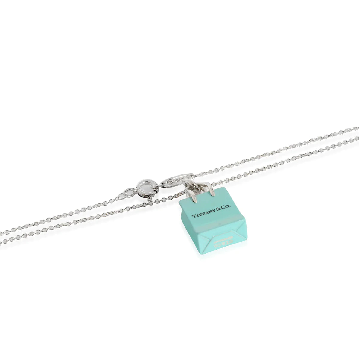 Collar con dije de bolsa de compras esmaltado en azul de Tiffany & Co. en plata de ley