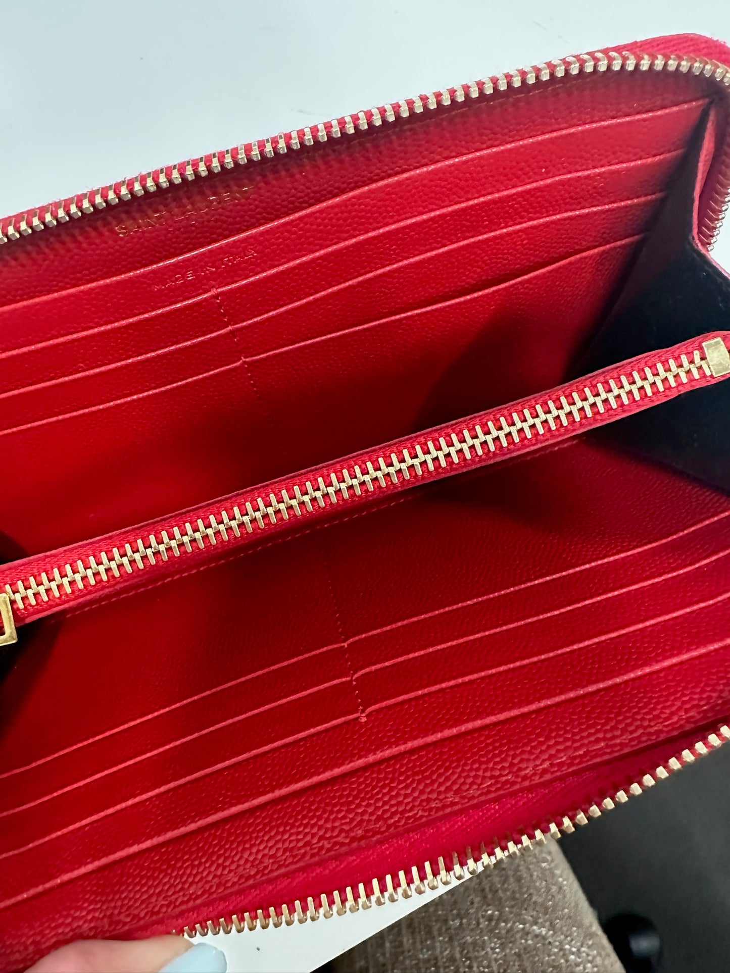 SAINT LAURENT - Cartera roja con cremallera alrededor y monograma Grain De Poudre Matelasse