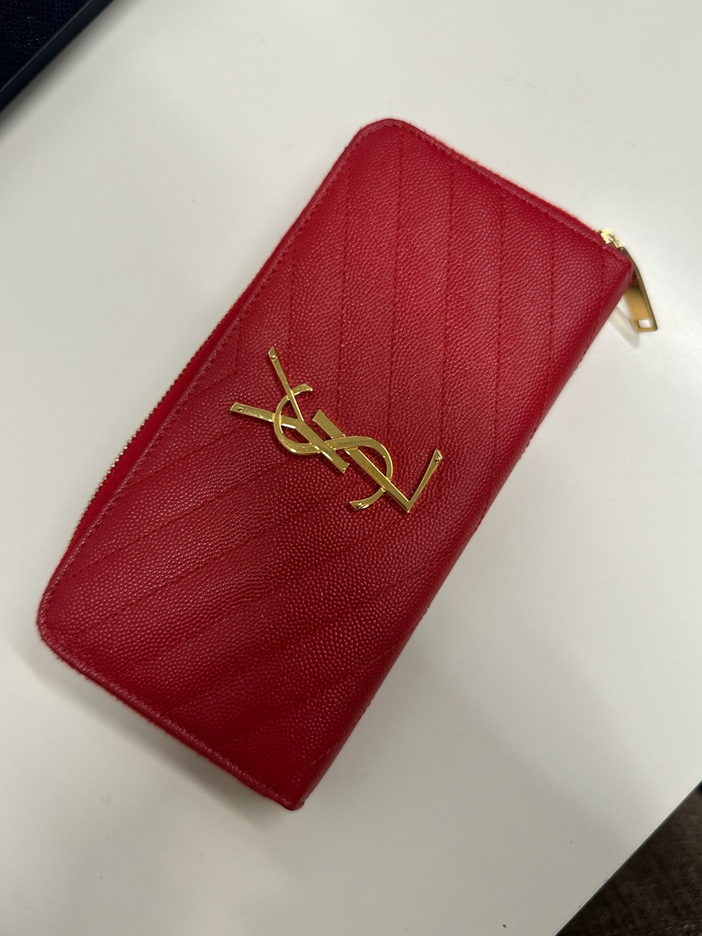 SAINT LAURENT - Cartera roja con cremallera alrededor y monograma Grain De Poudre Matelasse