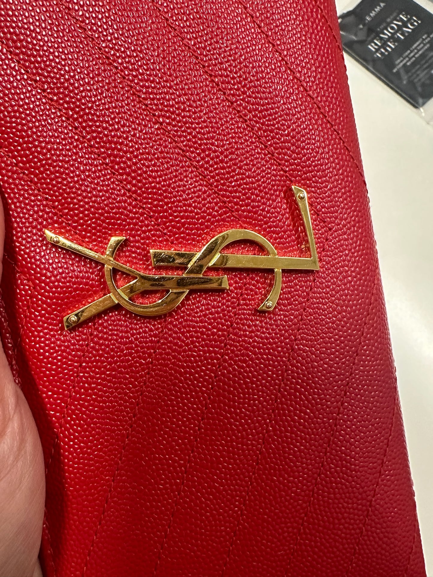 SAINT LAURENT - Cartera roja con cremallera alrededor y monograma Grain De Poudre Matelasse