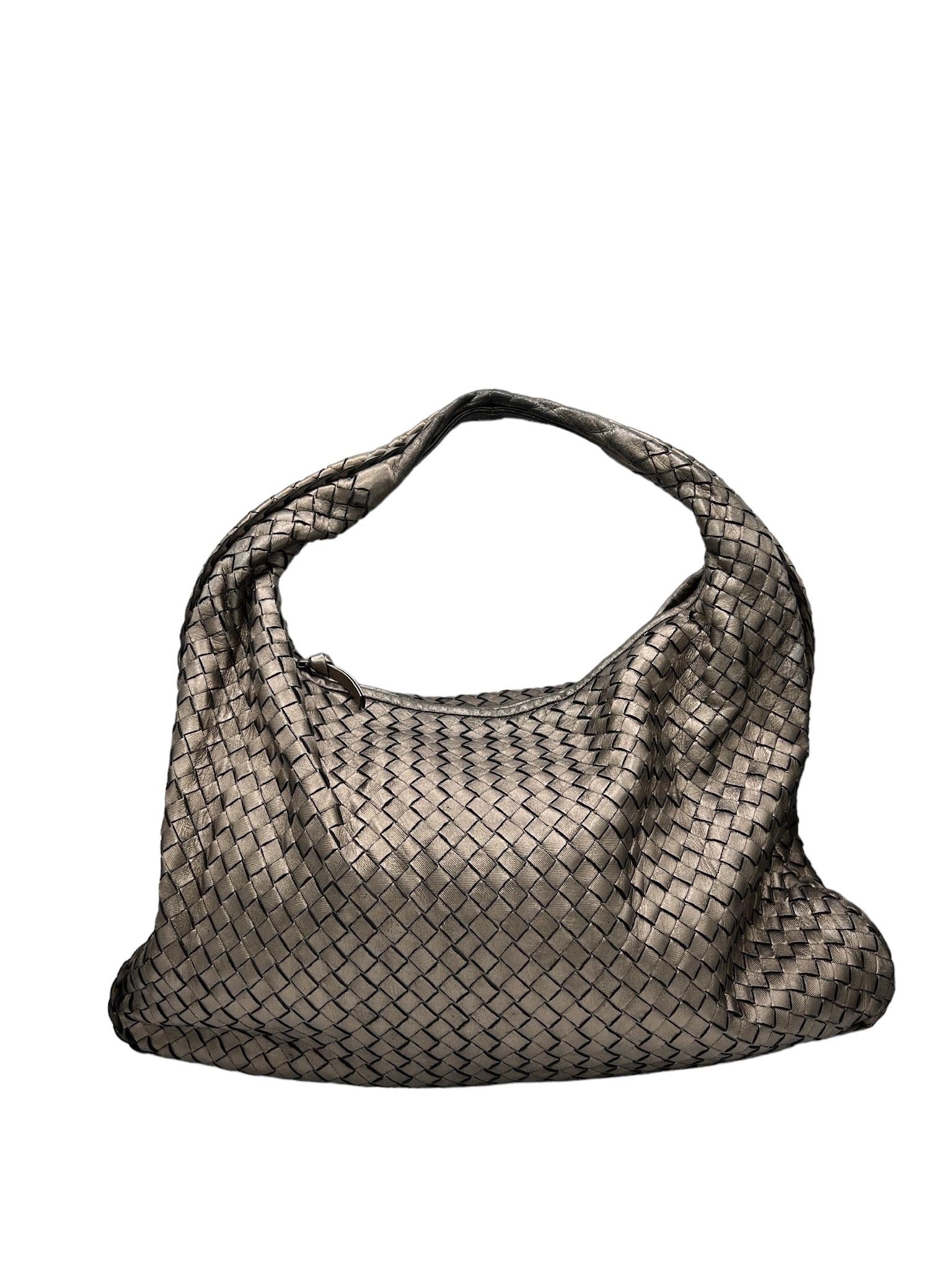 Bolso de hombro mediano de piel color plata USADO