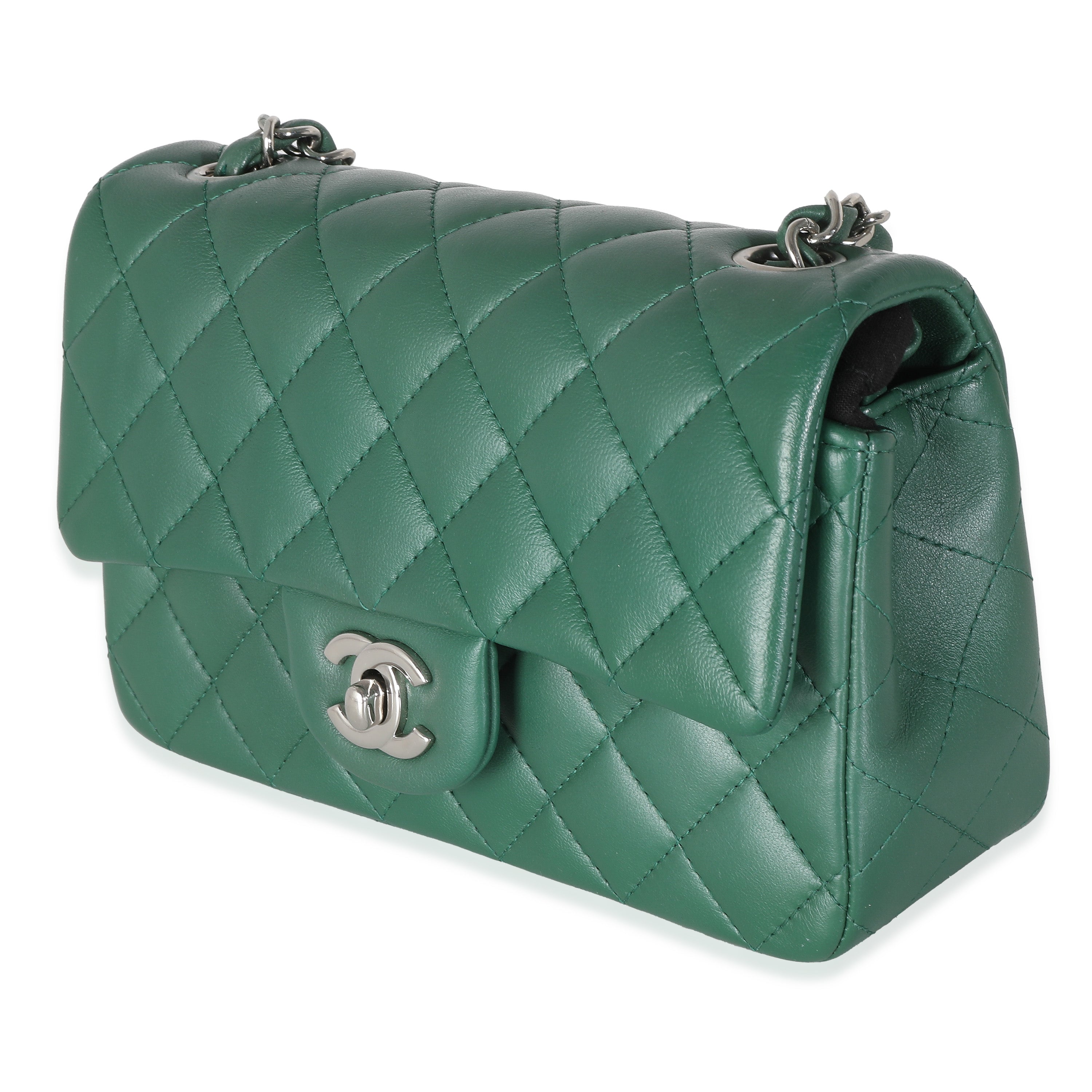 CHANEL - Bolso mini rectangular con solapa de piel de cordero acolchada verde oscuro