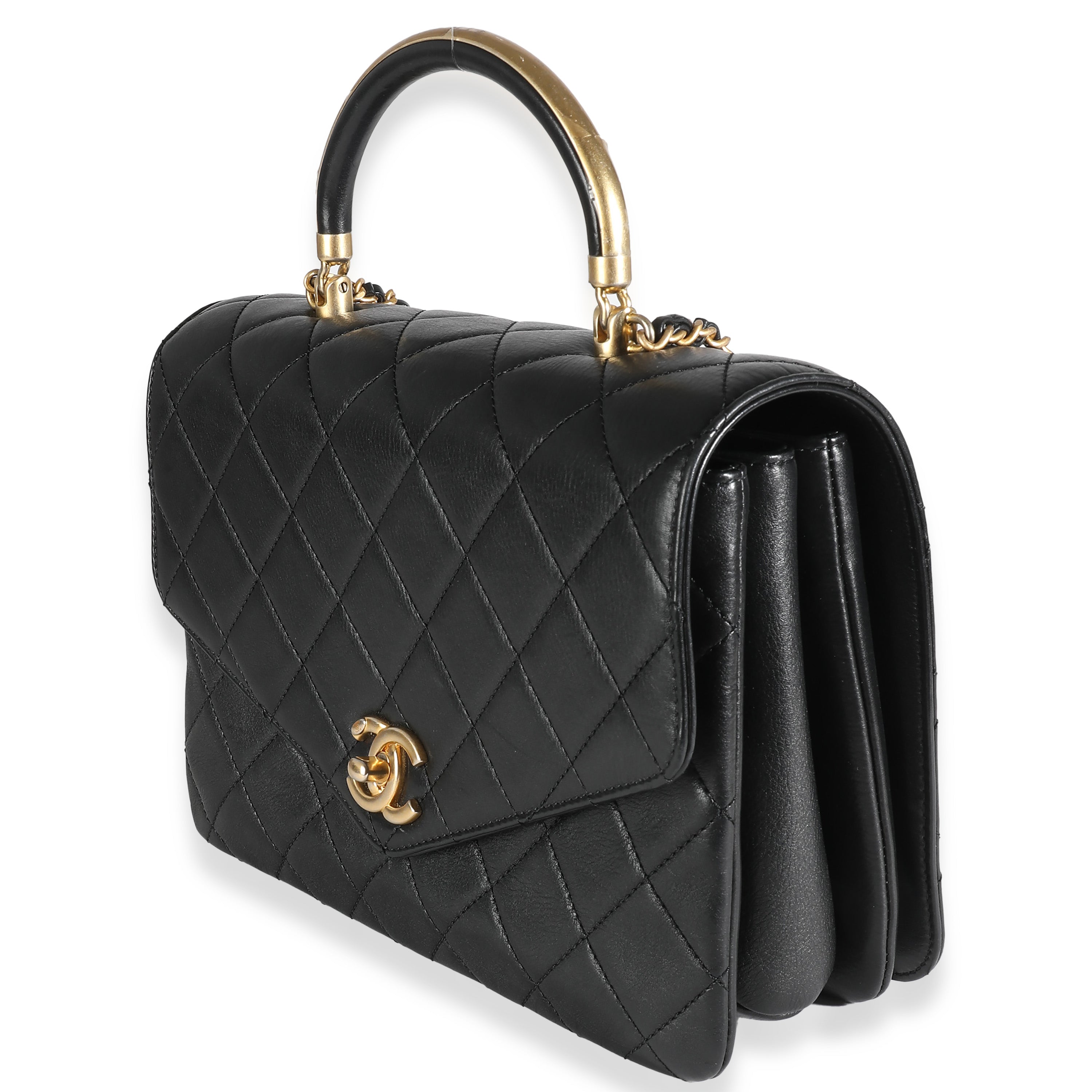 CHANEL - Bolso de mano con solapa y asa superior en piel de becerro acolchada negra y dorada