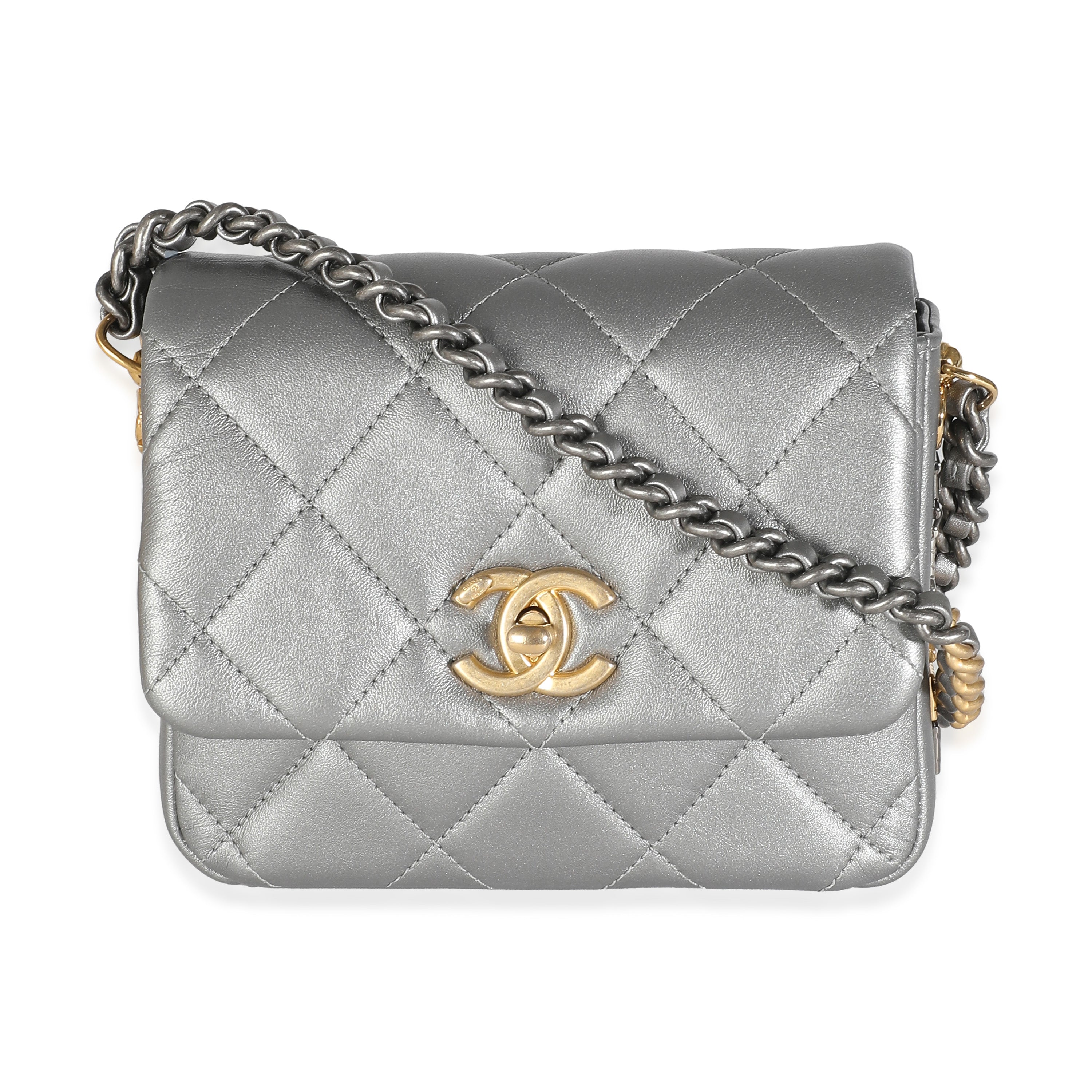 Bolso mini con solapa y detalle de nota lateral de piel de cordero acolchada en gris metalizado CC USADO