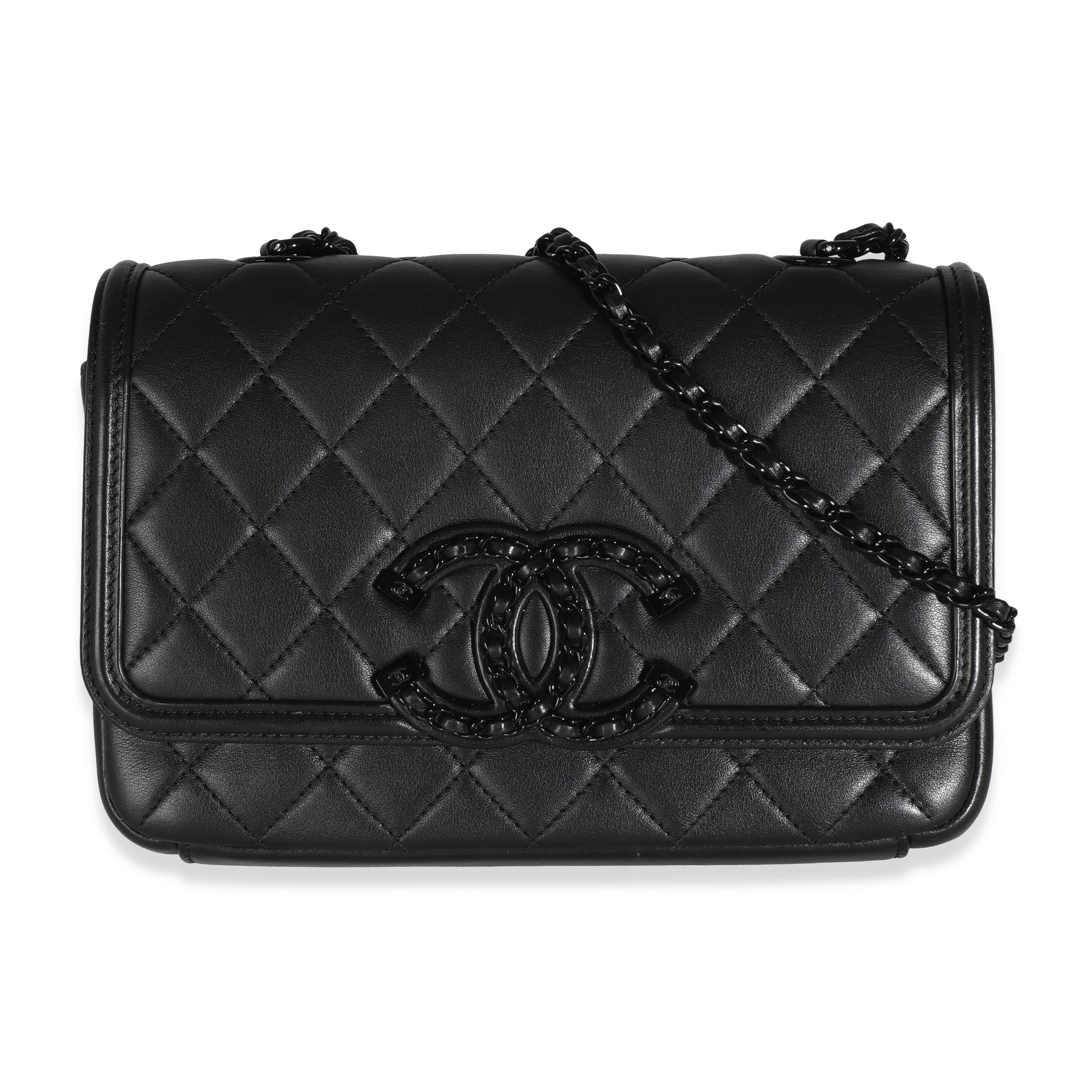 Bolso CC mediano con solapa y filigrana de piel de cordero acolchada negra de segunda mano