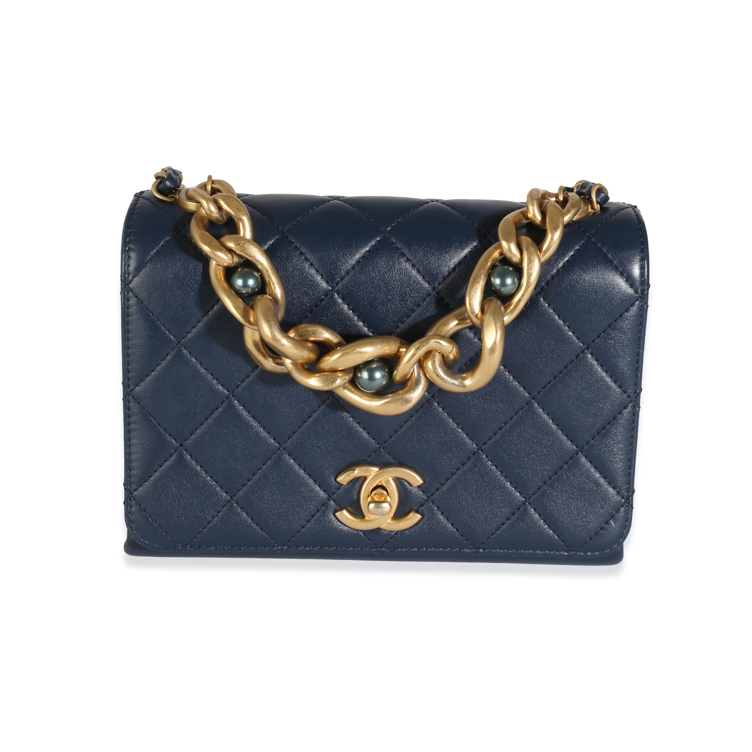Bolso CC Navy acolchado de piel de becerro con cadena y solapa con perlas y joyas USADO