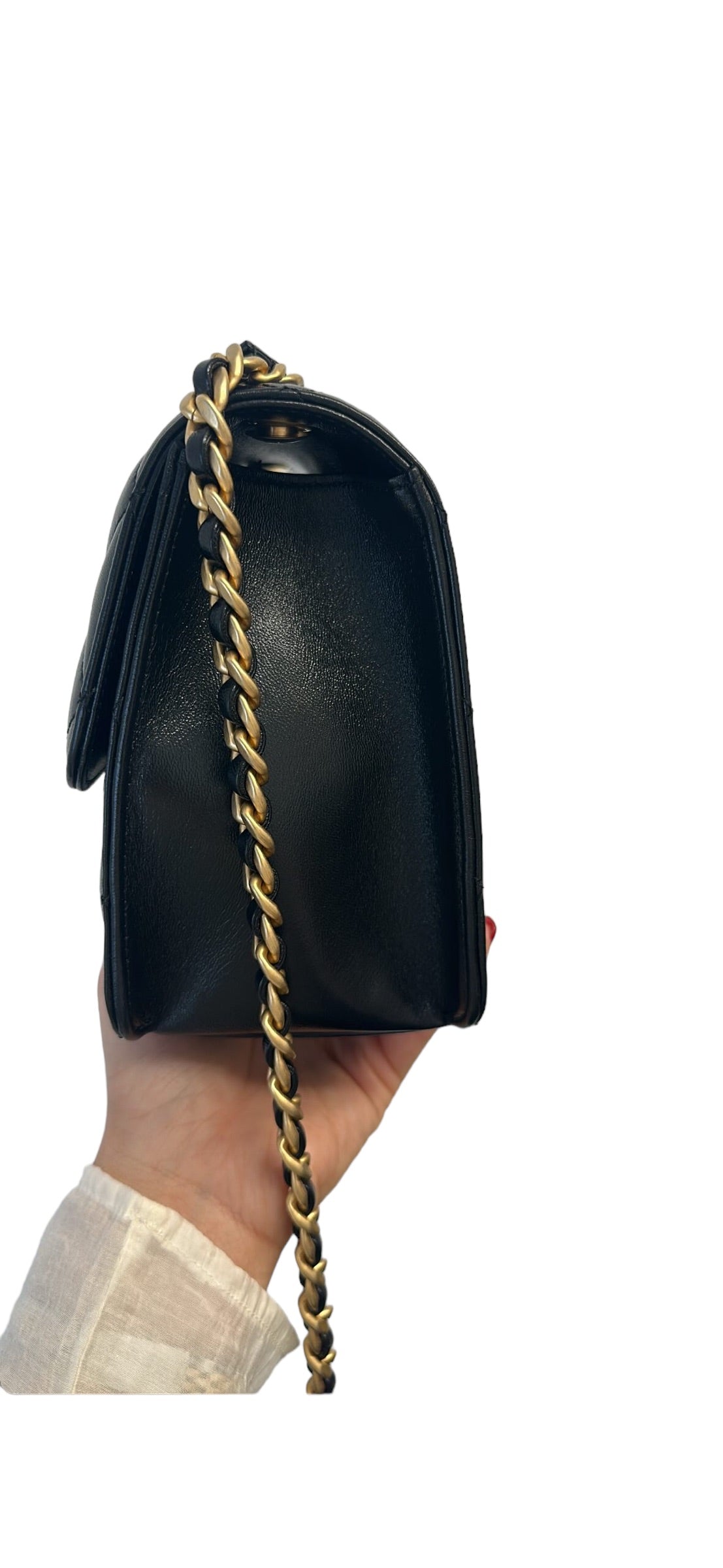 CHANEL - Bolso mini con solapa y acolchado de piel de cordero brillante