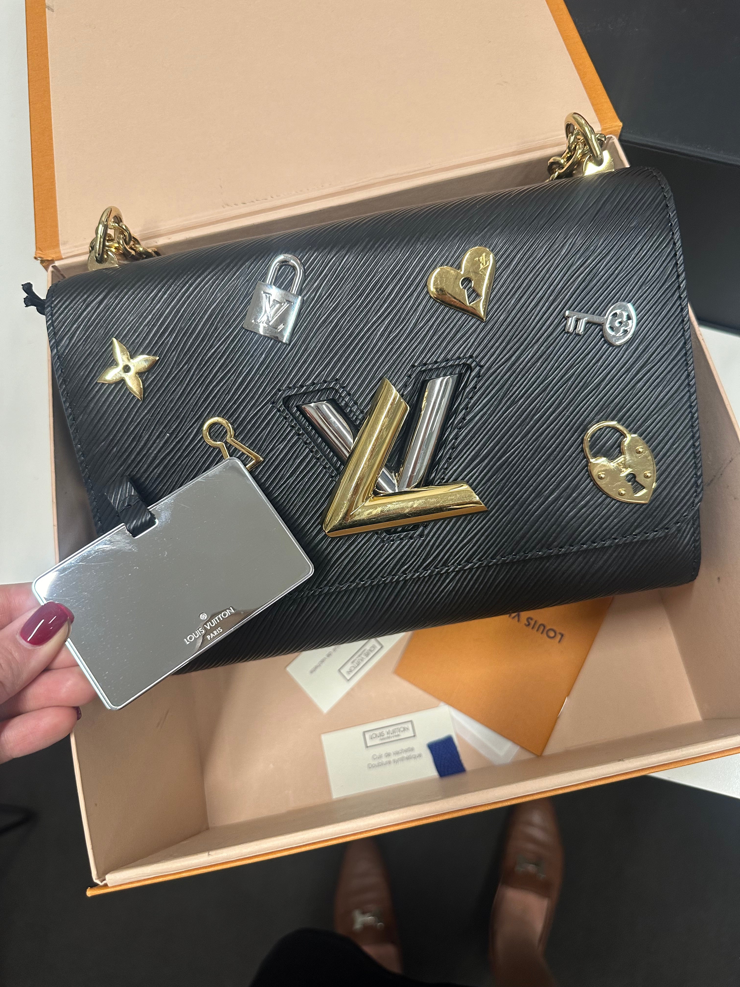 LOUIS VUITTON-
 Bolso de hombro Epi Love Lock Twist MM negro