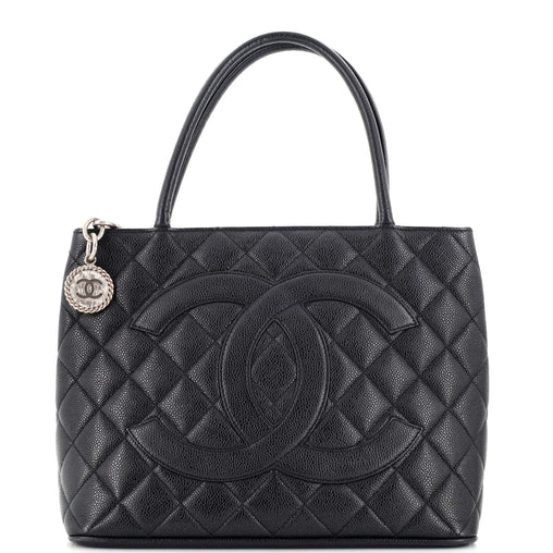 CHANEL - Bolso tote con medallón acolchado de caviar