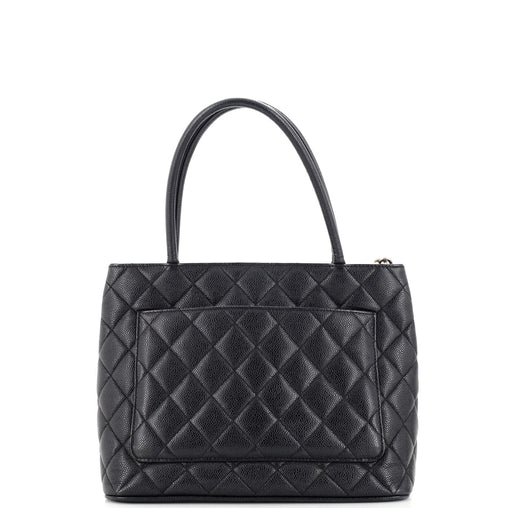 CHANEL - Bolso tote con medallón acolchado de caviar