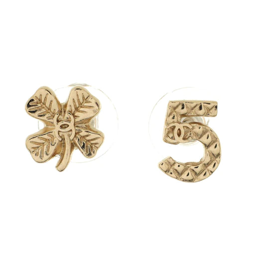 CHANEL - Pendientes de botón de trébol asimétrico CC No. 5 de metal