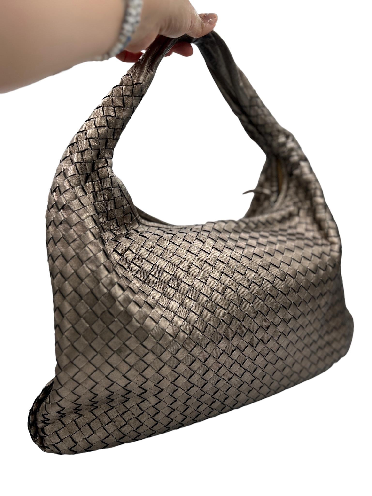 Bolso de hombro mediano de piel color plata USADO