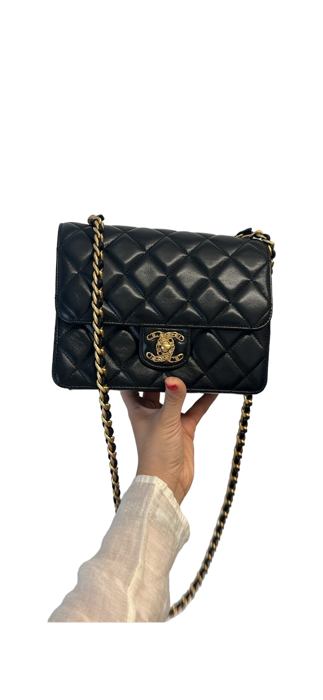 CHANEL - Bolso mini con solapa y acolchado de piel de cordero brillante