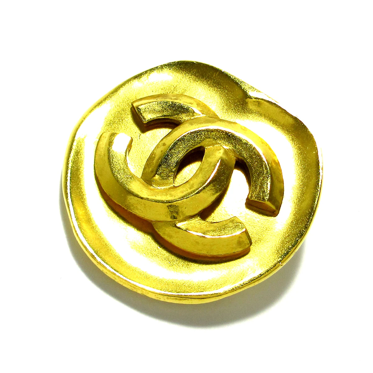 CHANEL - Broche clásico con herrajes dorados