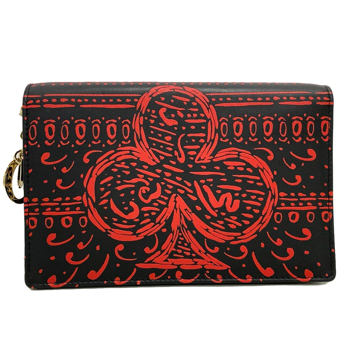 Cartera con cadena y caras de tarjetas negras y rojas en CD de segunda mano