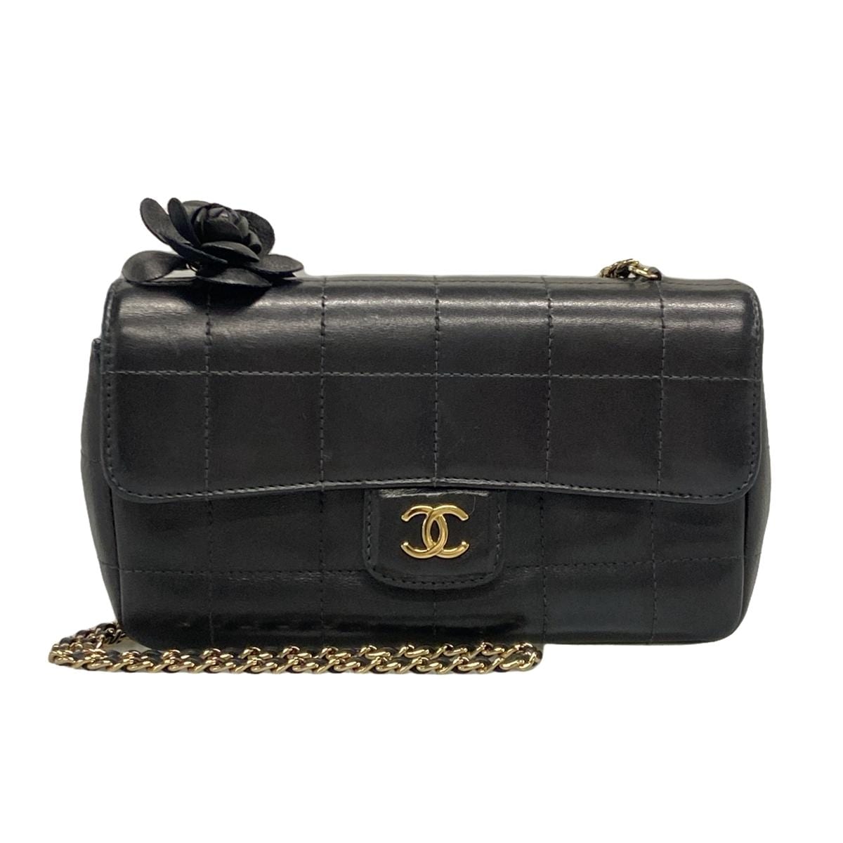 Bolso de hombro CC de piel de cordero negra con puntadas de barra de chocolate y camelia de segunda mano