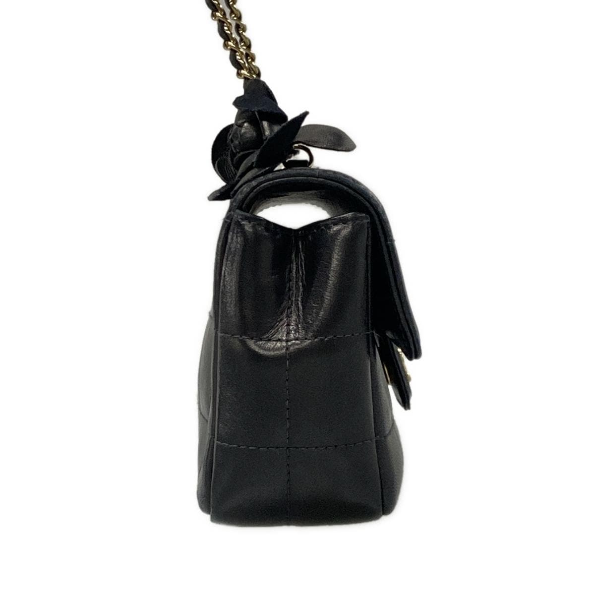 Bolso de hombro CC de piel de cordero negra con puntadas de barra de chocolate y camelia de segunda mano