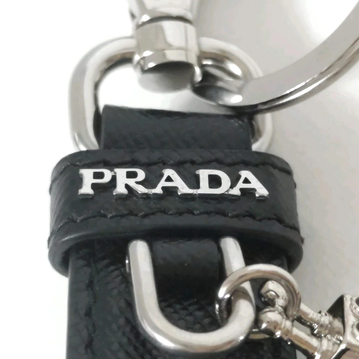 PRADA - Charm para bolso de piel negra, plateada y roja con herrajes de pedrería