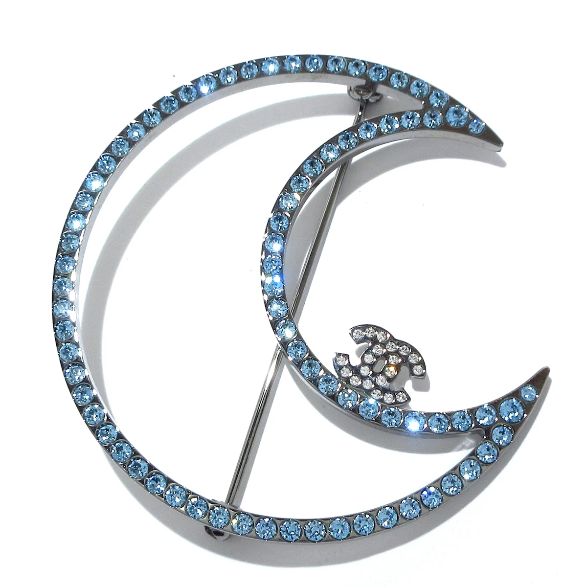 CHANEL - Broche Coco Plata Azul Claro Herrajes Transparentes Diamantes de Imitación