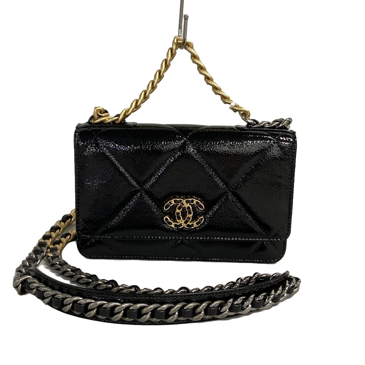 Cartera CC 19 de charol negro con cadena de segunda mano