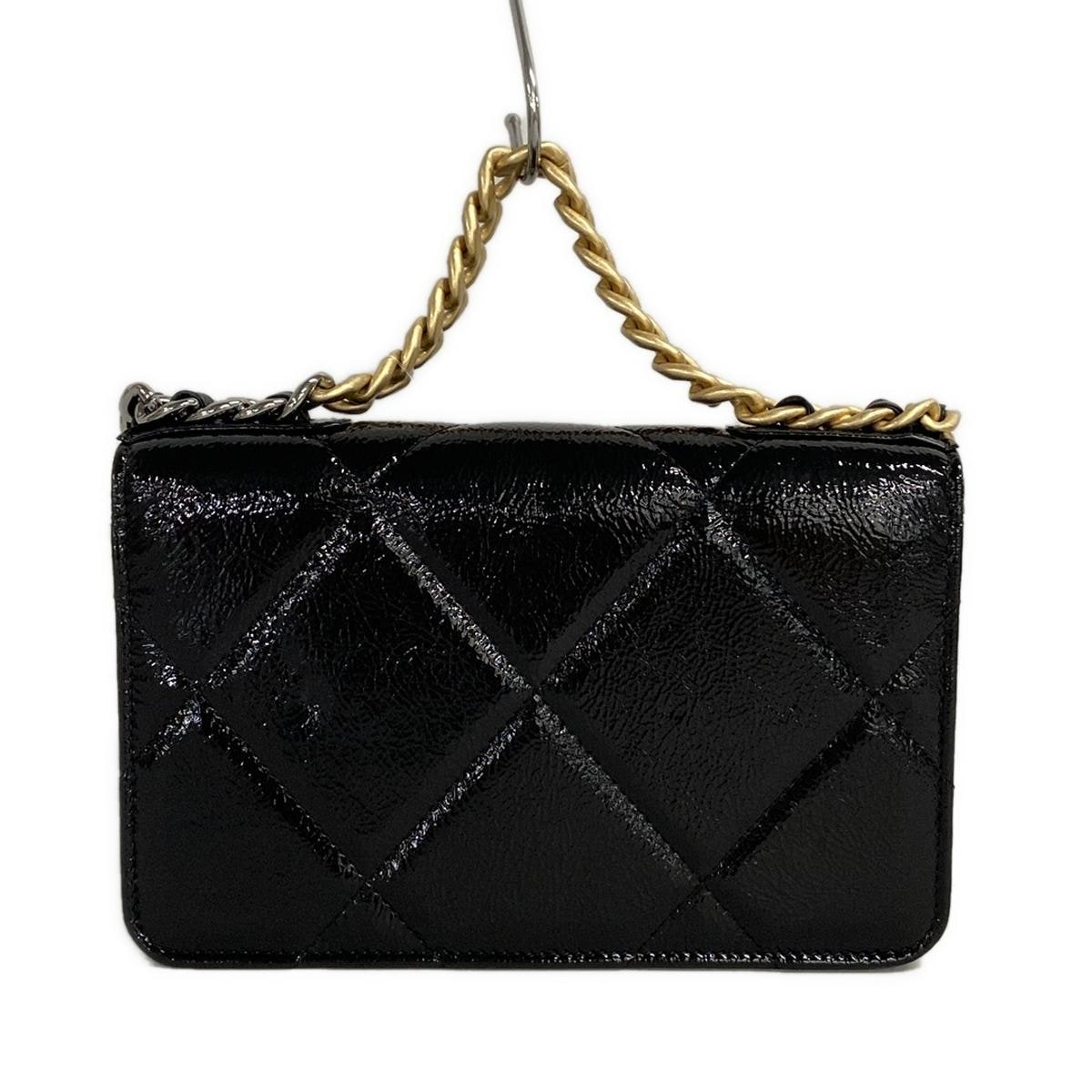 Cartera CC 19 de charol negro con cadena de segunda mano