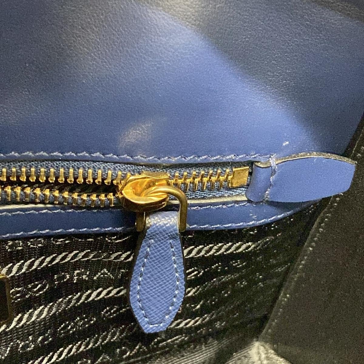 Bolso de hombro de piel saffiano azul marino USADO