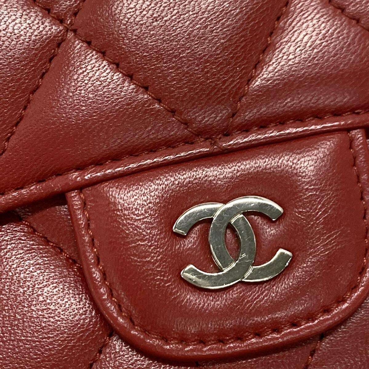 Cartera larga CC Matelasse de piel de cordero roja de segunda mano