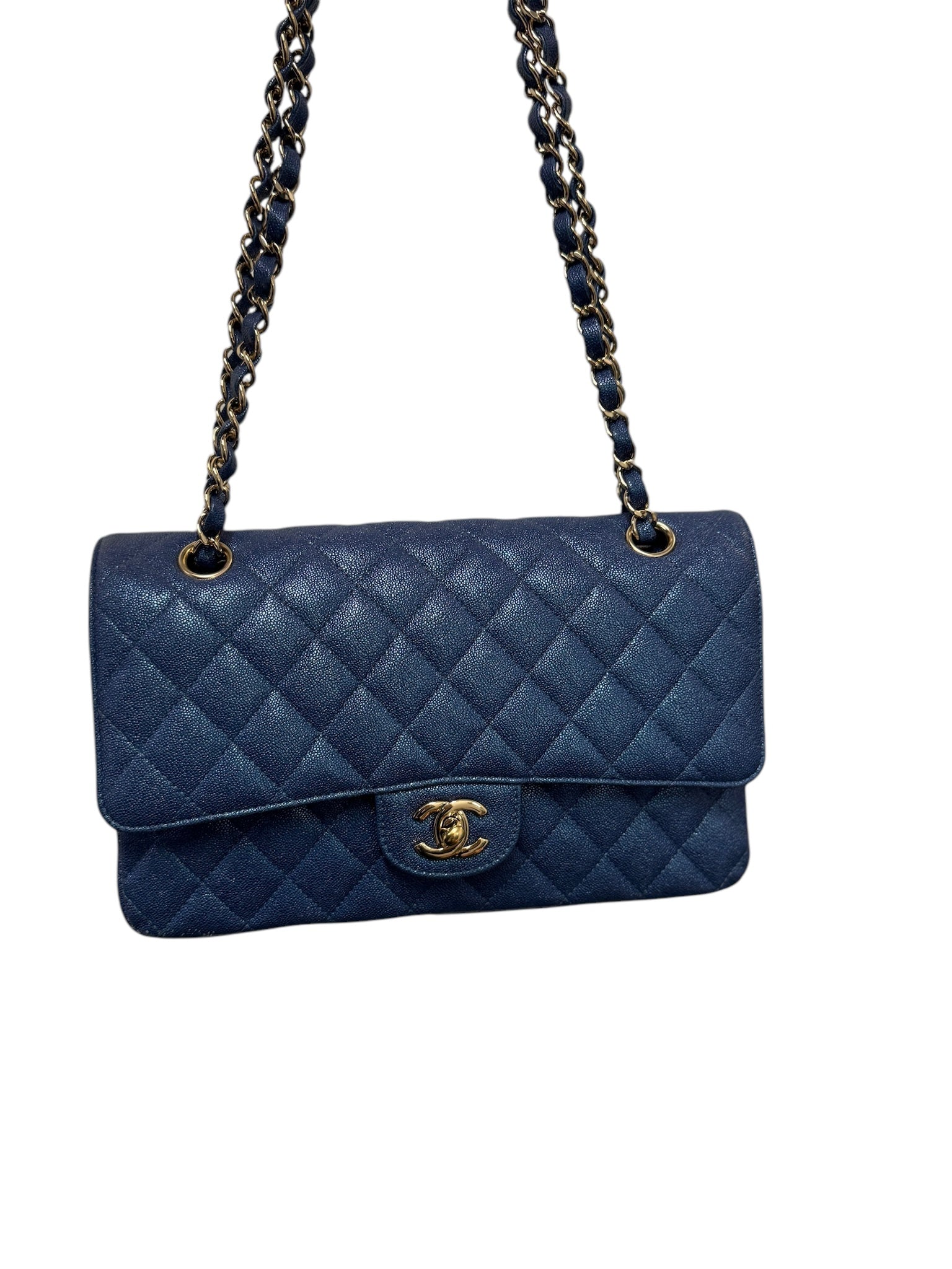 (Parte 1) Bolso clásico de doble solapa con diseño de caviar, con diseño iridiscente en azul CC, de segunda mano