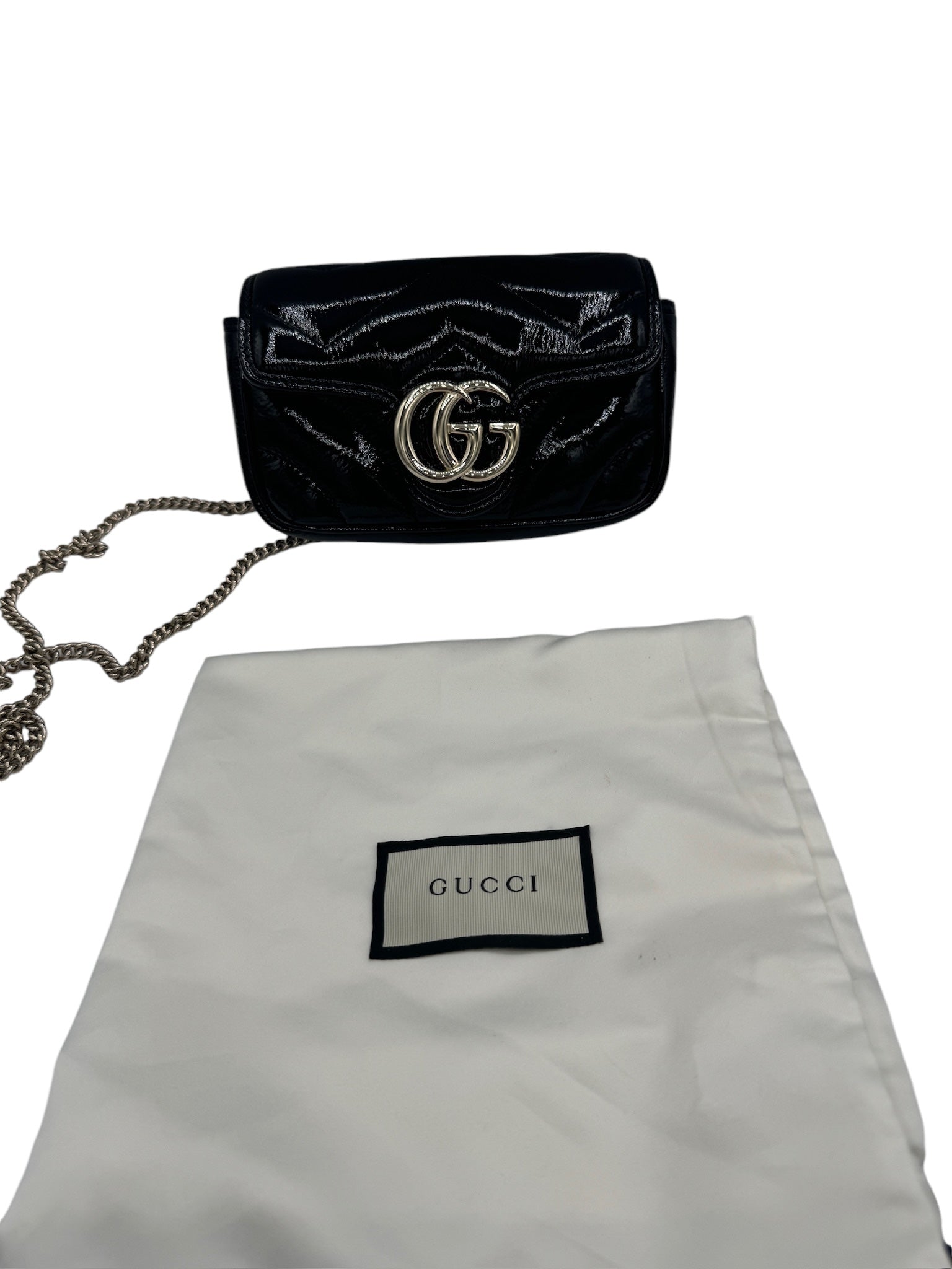 Bolso bandolera GG Marmont Super Mini Matelasse de piel de cordero con charol negro de segunda mano