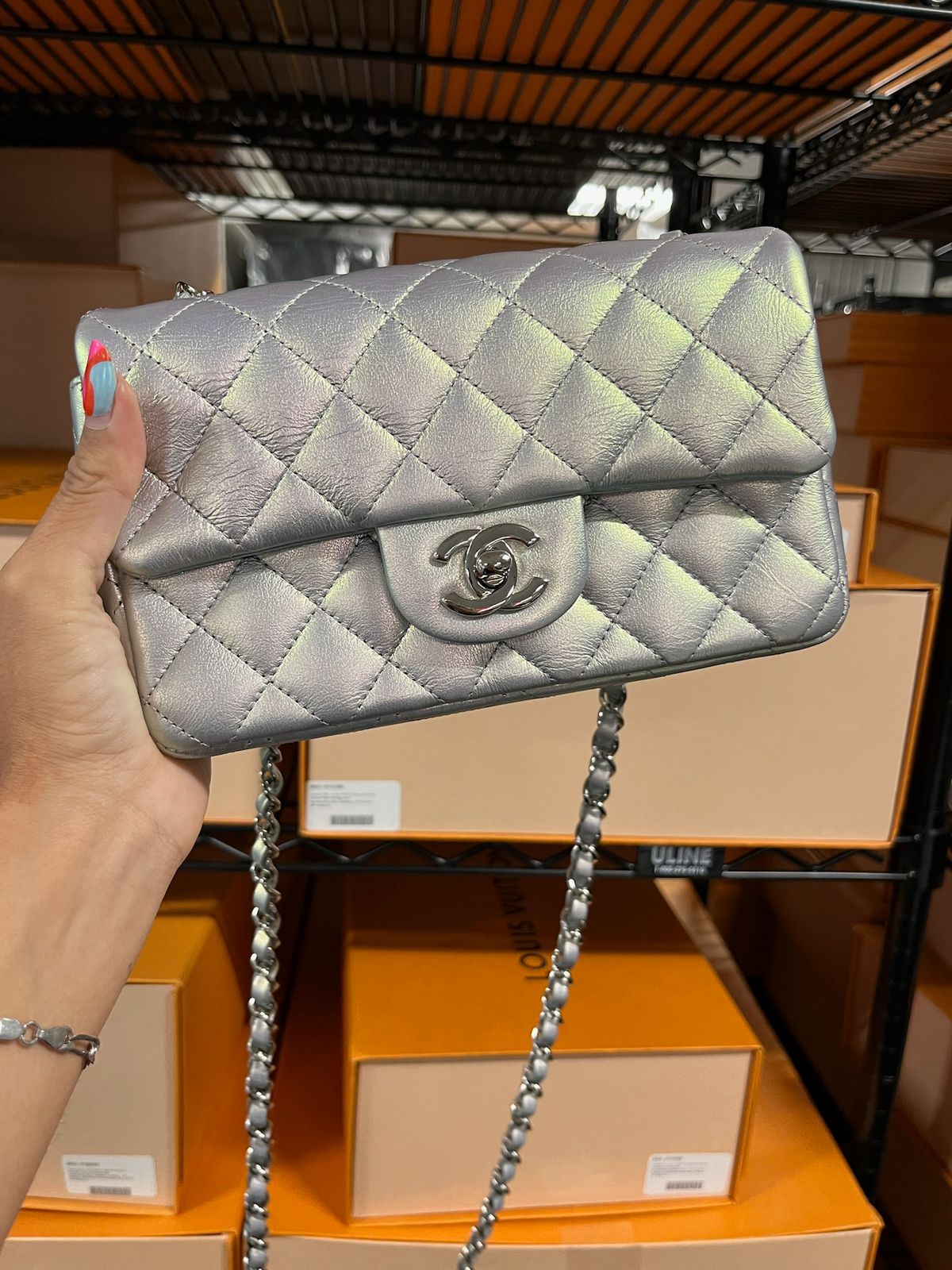 CHANEL - Bolso mini rectangular con solapa de piel de cordero iridiscente plateada