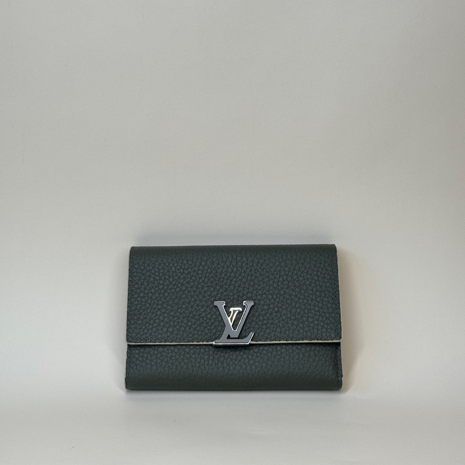 Cartera corta compacta Capucines de piel verde oliva LV de segunda mano