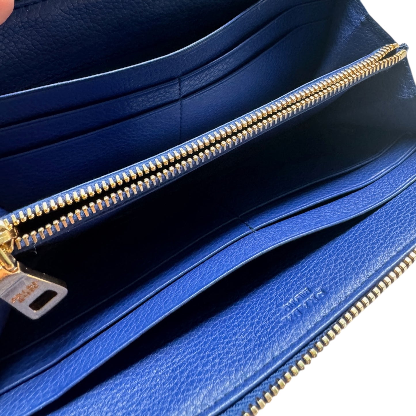 Cartera larga de piel azul con cremallera alrededor, USADA