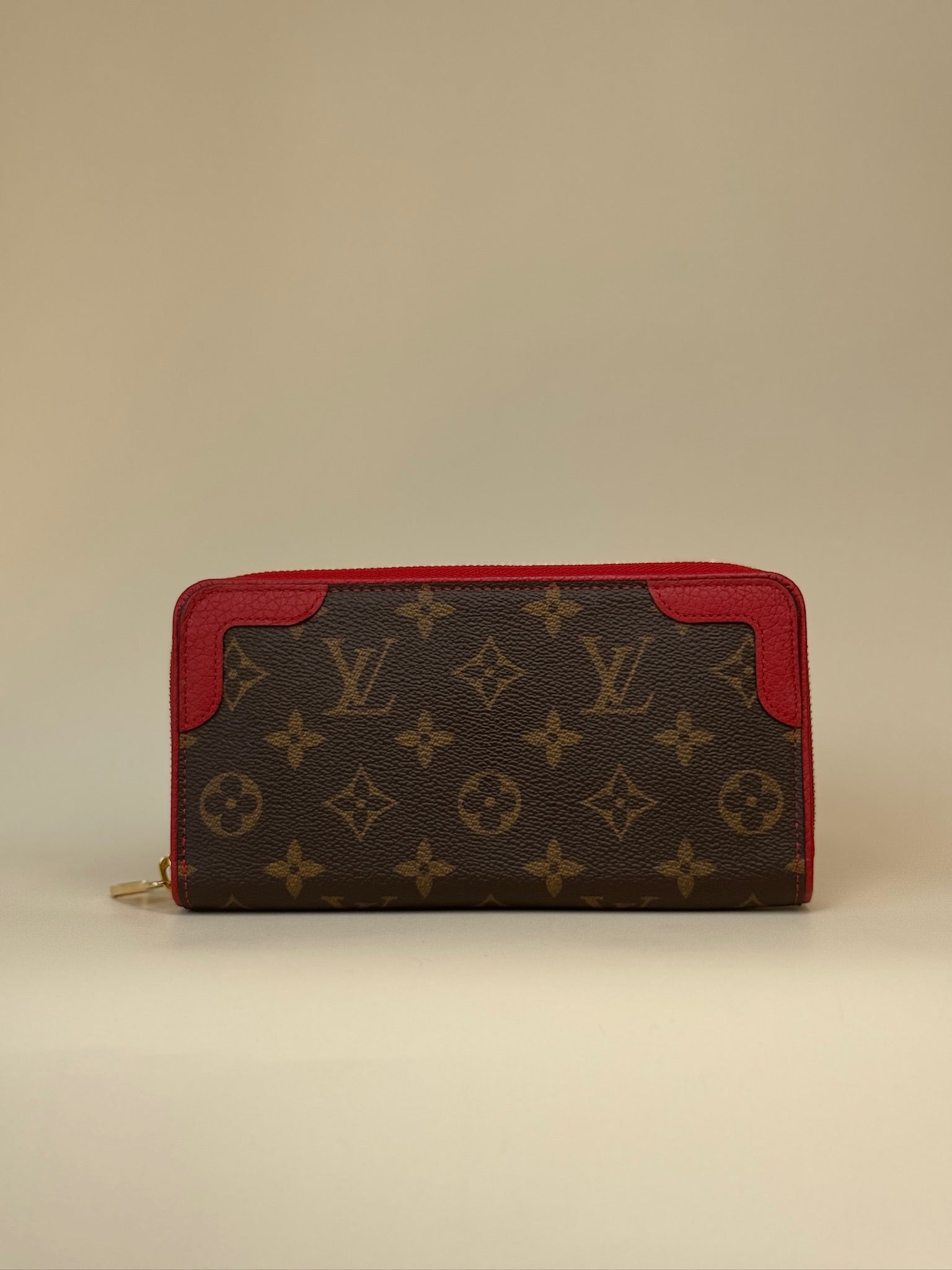 Cartera con cremallera Retiro de lona roja cereza y monograma LV USADA