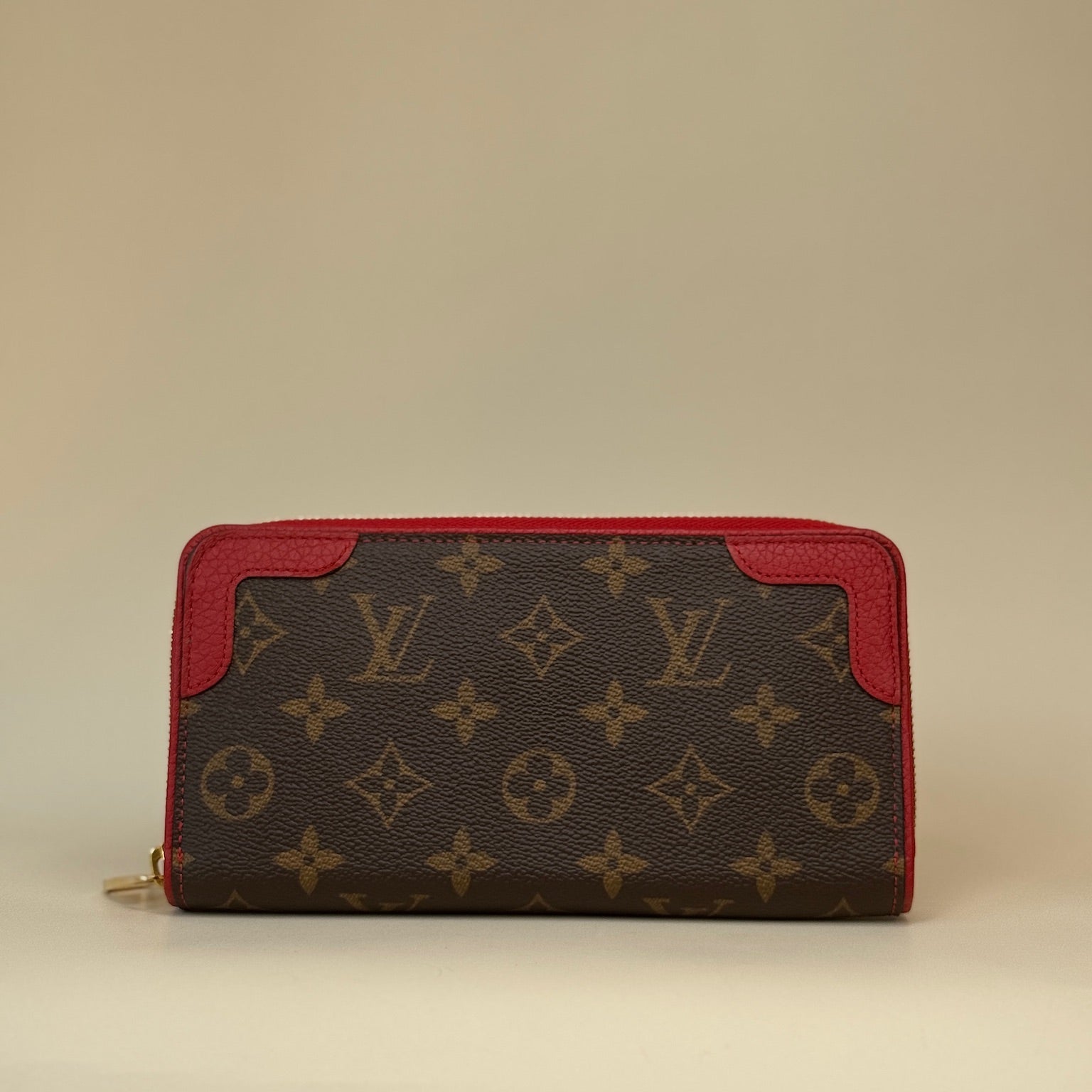 Cartera con cremallera Retiro de lona roja cereza y monograma LV USADA