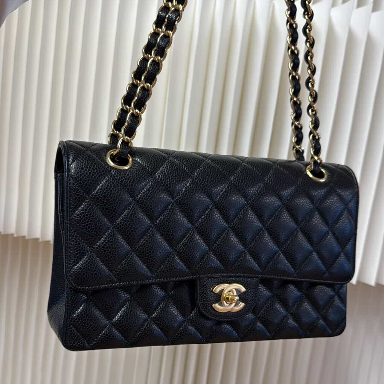 PRE-OWNED CC Classic Flap Black Medium Shoulder Bag