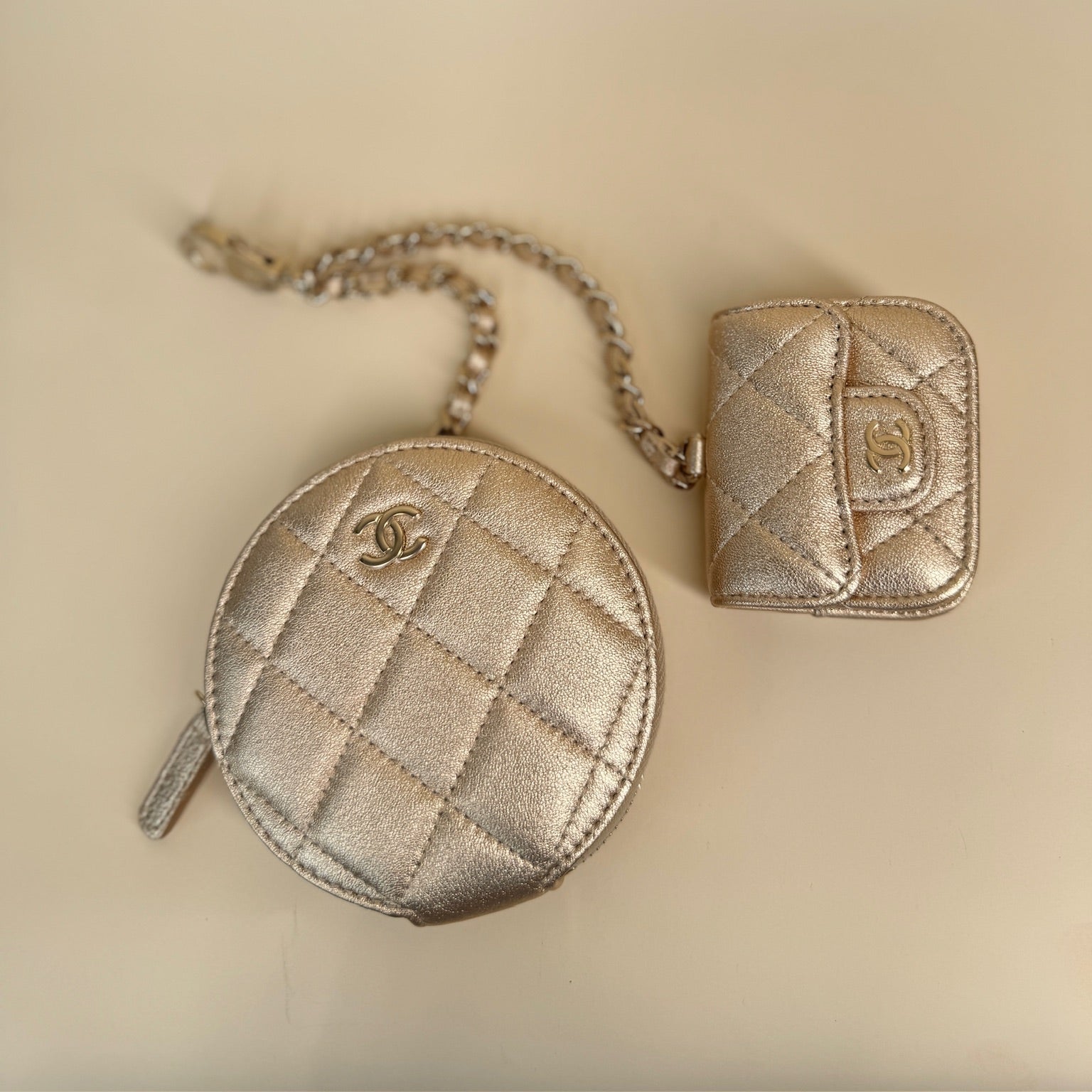 Monedero de piel de cordero acolchada metalizada CC y funda para Airpods (USADO)