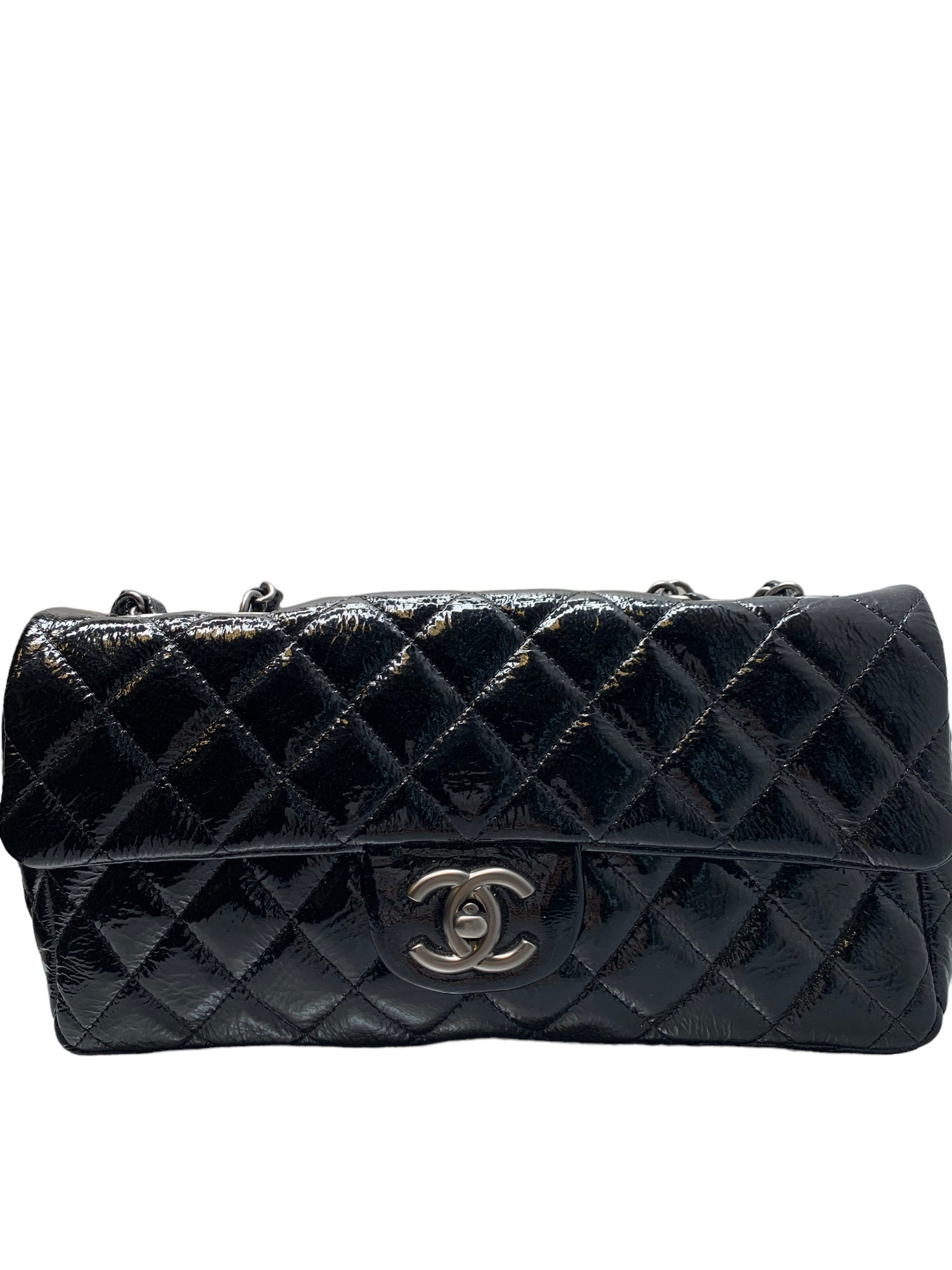 CHANEL - Bolso de mano mediano acolchado de piel de charol negra